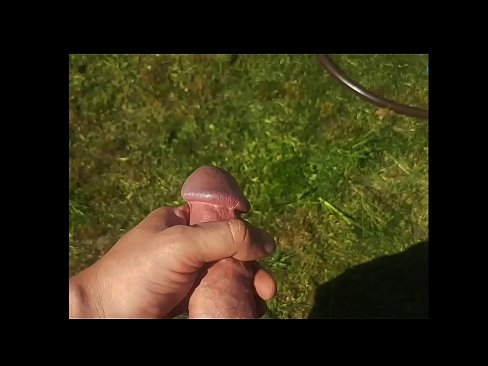 ❤️ Žhavá kočička si nechá ošukat růžovou kundičku a udělá se squirtem v letní zahradě. ️❌ Porno video u cs.sexafinkarasskaz.ru ❌️